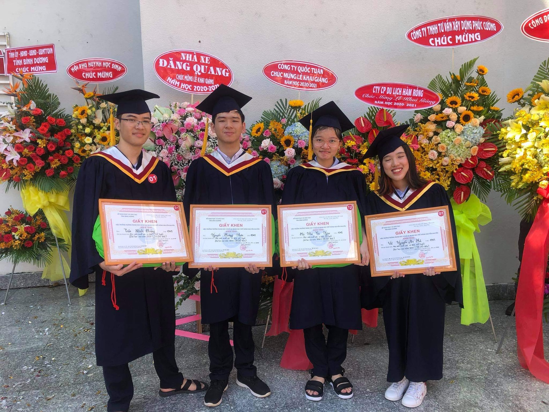 Hà Như Yến Ngọc (người thứ hai từ phải sang) cùng các bạn học nhận Giấy khen “Học sinh suất sắc có điểm xét tuyển Đại học cao năm 2020”.