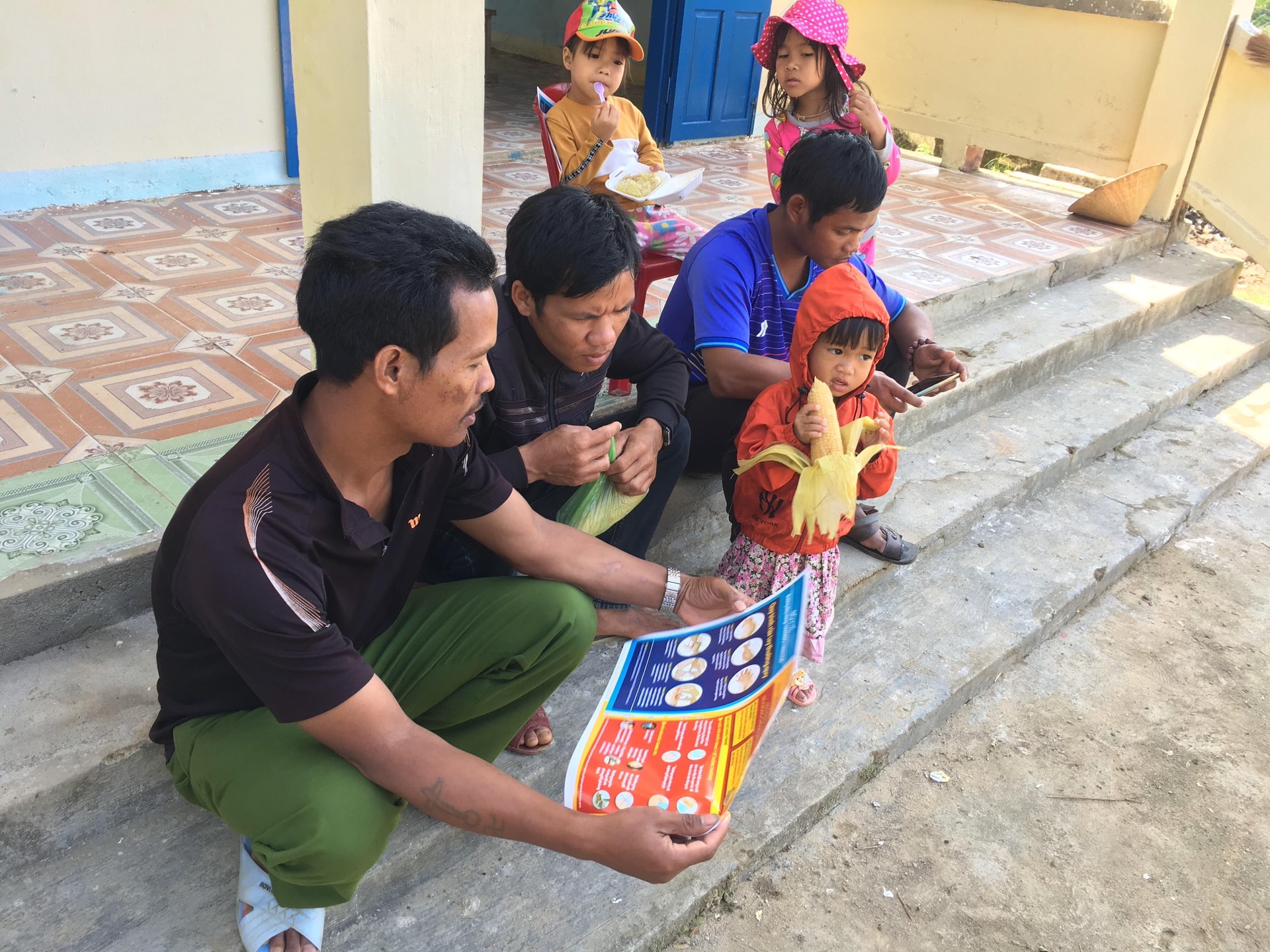 Anh Đinh Ra Ghin (ngoài cùng bên trái) tuyên truyền cho nam giới thực hiện kế hoạch hóa gia đình. Anh Đinh Ra Ghin (ngoài cùng bên trái) tuyên truyền cho nam giới thực hiện kế hoạch hóa gia đình.