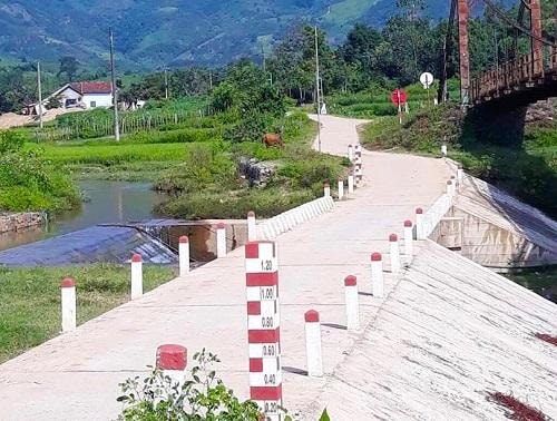 Đường giao thông nông thôn trên địa bàn huyện Đăk Glei được đầu tư rộng khắp. Đường giao thông nông thôn trên địa bàn huyện Đăk Glei được đầu tư rộng khắp.