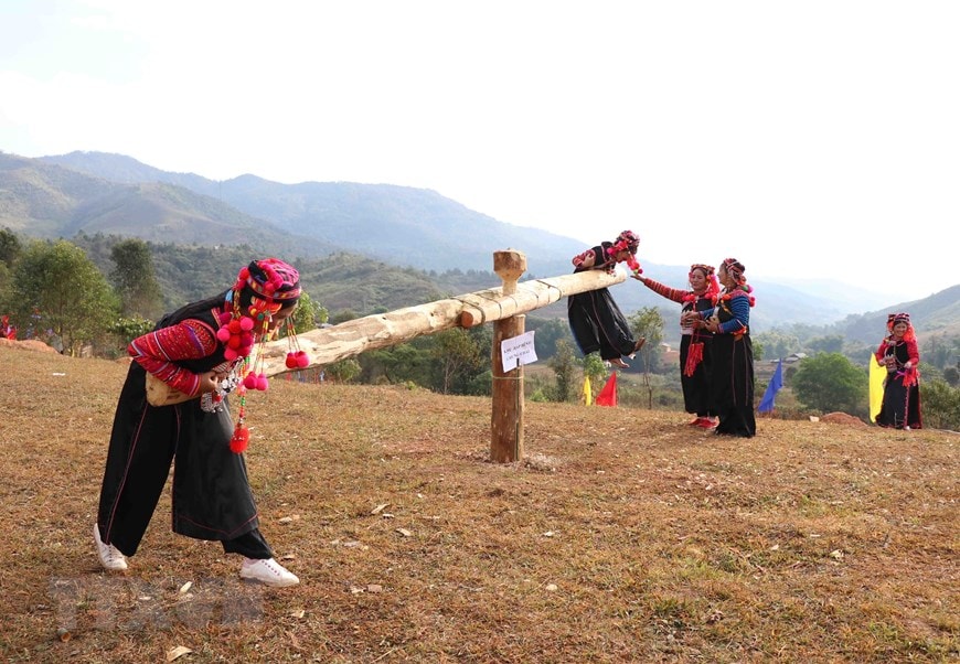Các thiếu nữ Hà Nhì chơi đu quay (“a chú”), đây là một trò chơi dân gian, mang đậm sắc thái văn hóa của cộng đồng người Hà Nhì. Ảnh: Xuân Tiến/TTXVN Các thiếu nữ Hà Nhì chơi đu quay (“a chú”), đây là một trò chơi dân gian, mang đậm sắc thái văn hóa của cộng đồng người Hà Nhì. Ảnh: Xuân Tiến/TTXVN