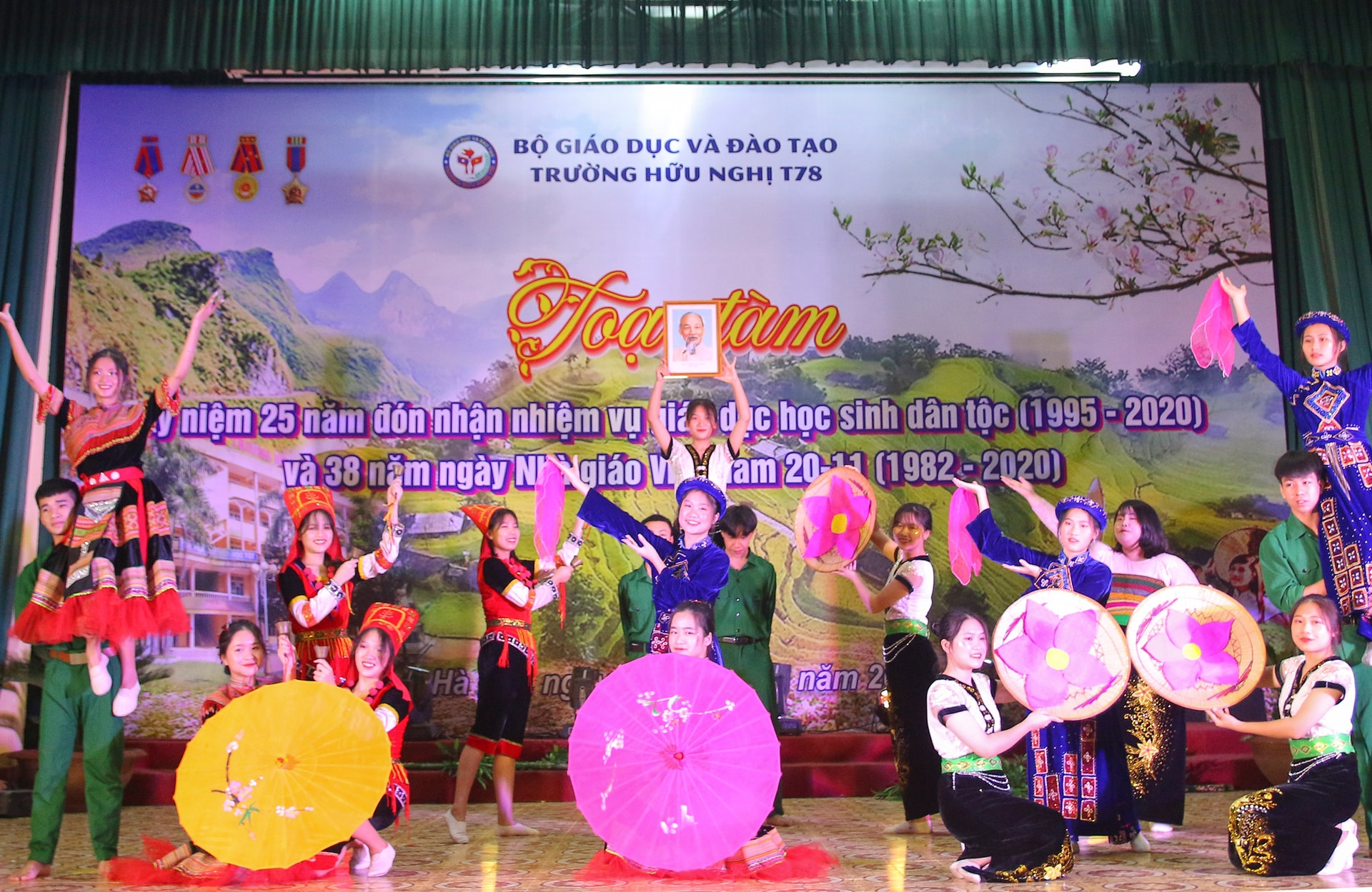 Học sinh Trường Hữu Nghị T78 biểu diễn các tiết mục văn nghệ chào mừng Kỷ niệm 25 năm đón nhận nhiệm vụ giáo dục học sinh dân tộc (1995-2020).