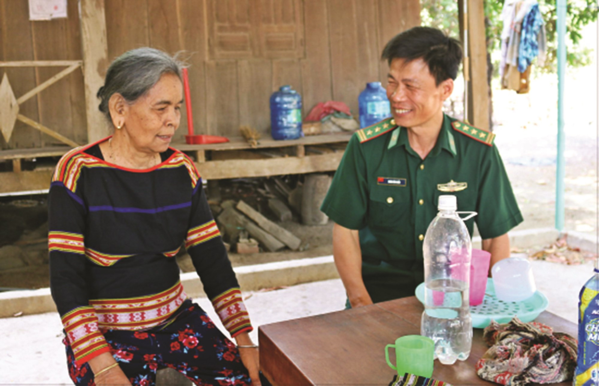 Già Ksor H’ BLâm trao đổi công tác với cán bộ Đồn BP Ia Mơr (BĐBP Gia Lai).