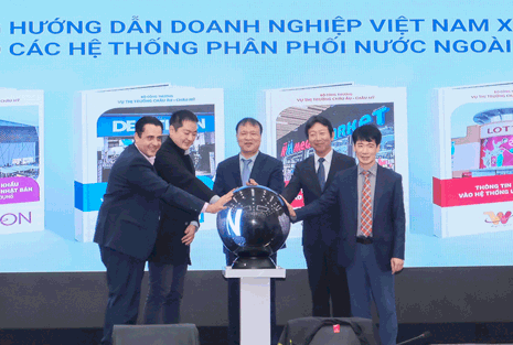 Các đại biểu bấm nút ra mắt bộ cẩm nang hướng dẫn doanh nghiệp Việt Nam xuất khẩu váo các hệ thống phân phối nước ngoài