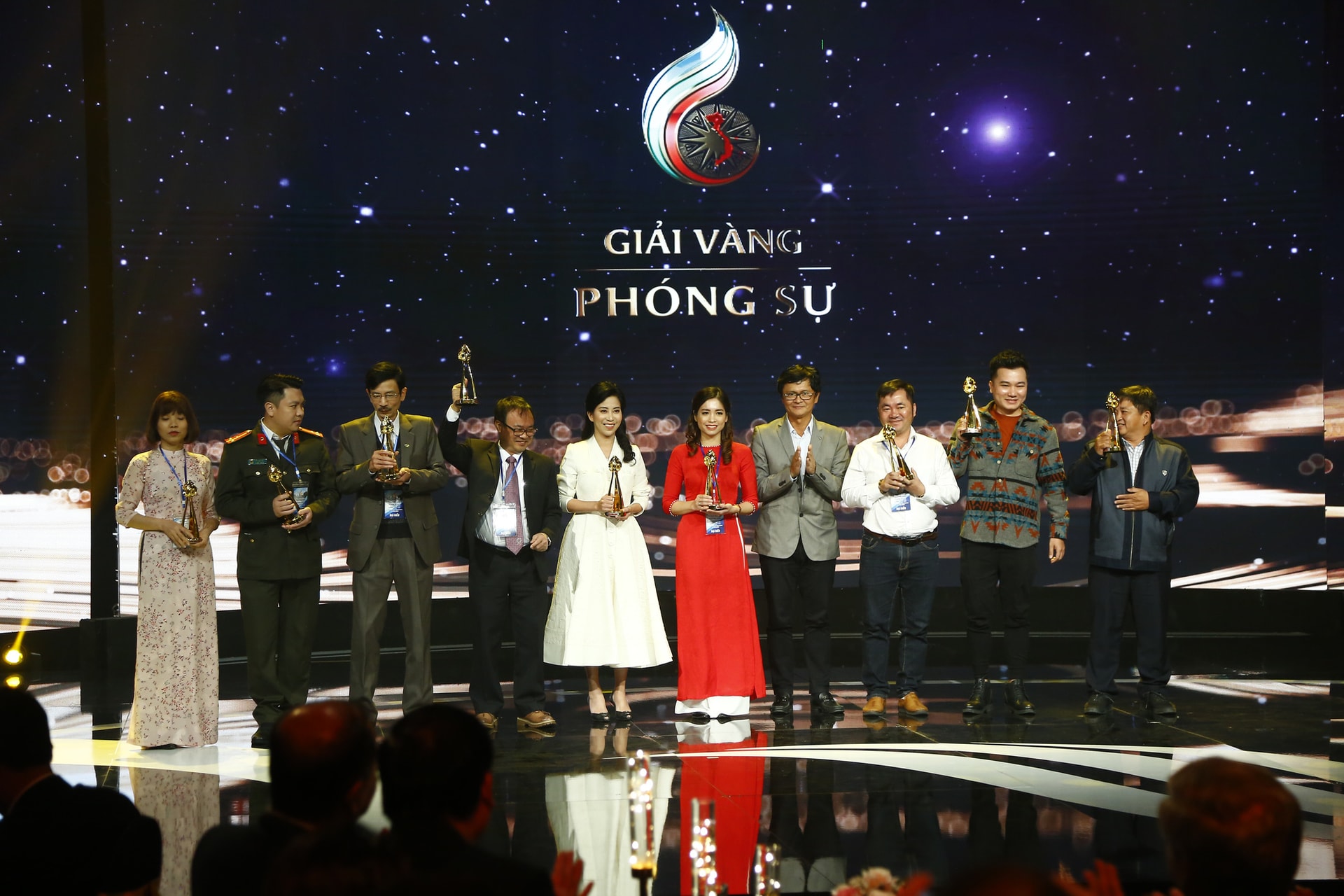 Tổng Giám đốc Đài Truyền hình Việt Nam Trần Bình Minh trao giải Vàng cho các tác giả ở thể loại phóng sự Tổng Giám đốc Đài Truyền hình Việt Nam Trần Bình Minh trao giải Vàng cho các tác giả ở thể loại phóng sự