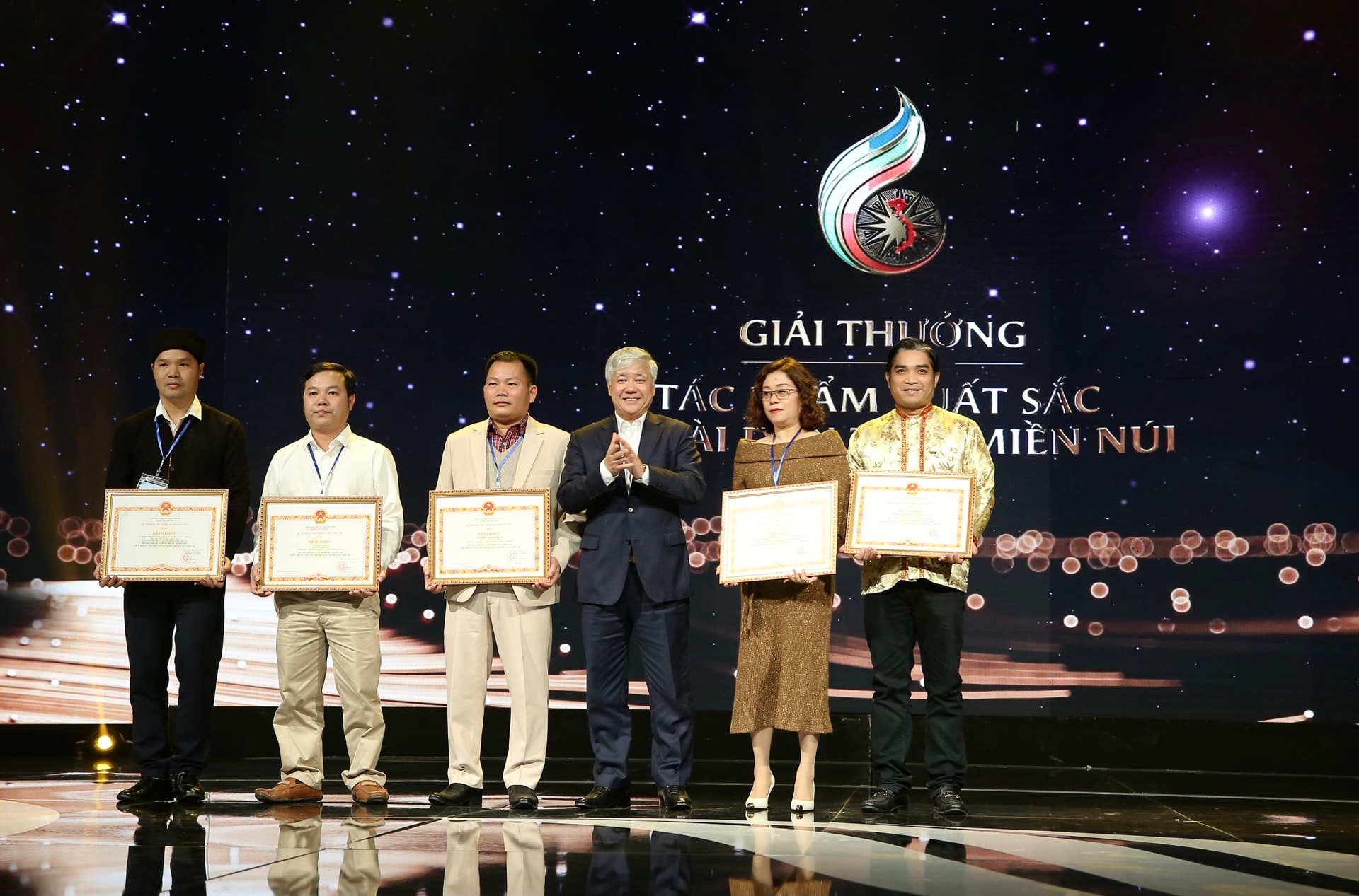 Bộ trưởng, Chủ nhiệm Ủy ban Dân tộc Đỗ Văn Chiến trao giải cho 5 nhóm tác giả đại diện cho các tác giả của 14 tác phẩm đoạt giải về đề tài Dân tộc - Miền núi. Bộ trưởng, Chủ nhiệm Ủy ban Dân tộc Đỗ Văn Chiến trao giải cho 5 nhóm tác giả đại diện cho các tác giả của 14 tác phẩm đoạt giải về đề tài Dân tộc - Miền núi.
