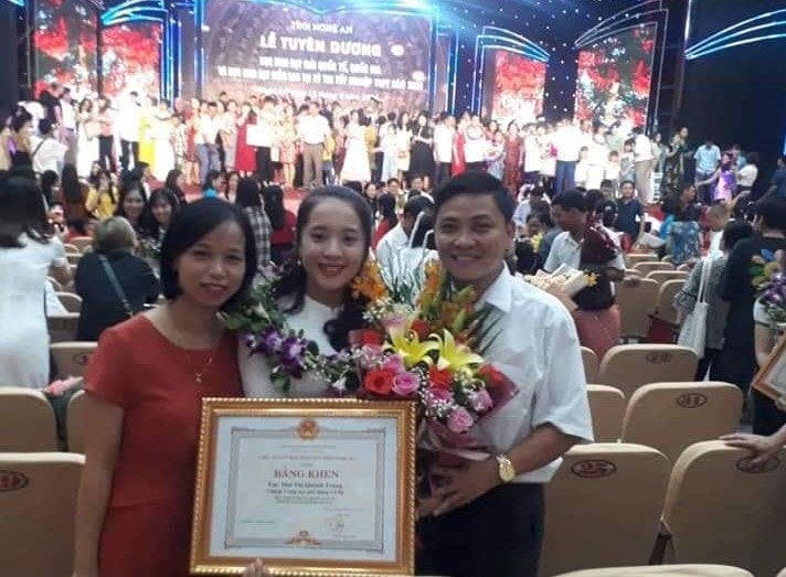 Quỳnh Trang trong buổi Lễ vinh danh học sinh của UBND tỉnh Nghệ An