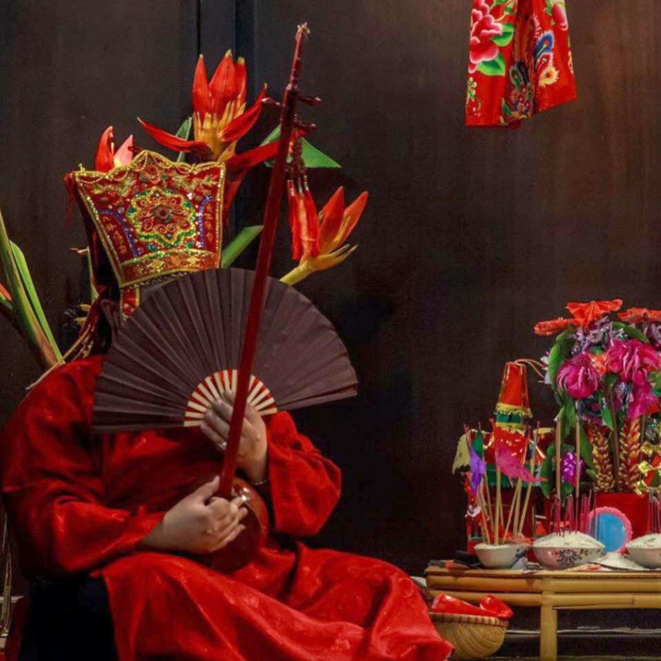 Thầy Then Nguyễn Văn Thọ đang làm lễ.