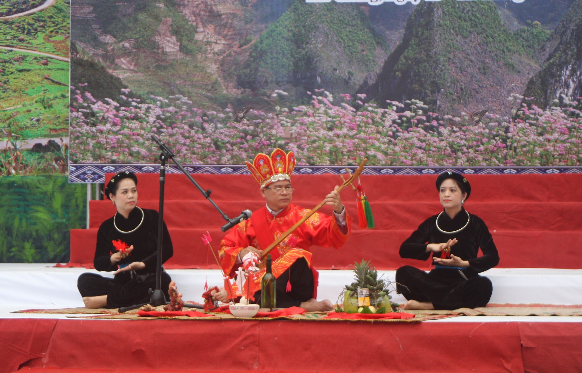 Một tiết mục hát Then nghi lễ tại Liên hoan nghệ thuật hát Then - đàn Tính các dân tộc Tày- Nùng- Thái toàn quốc lần thứ VI. Ảnh Ngọc Ánh