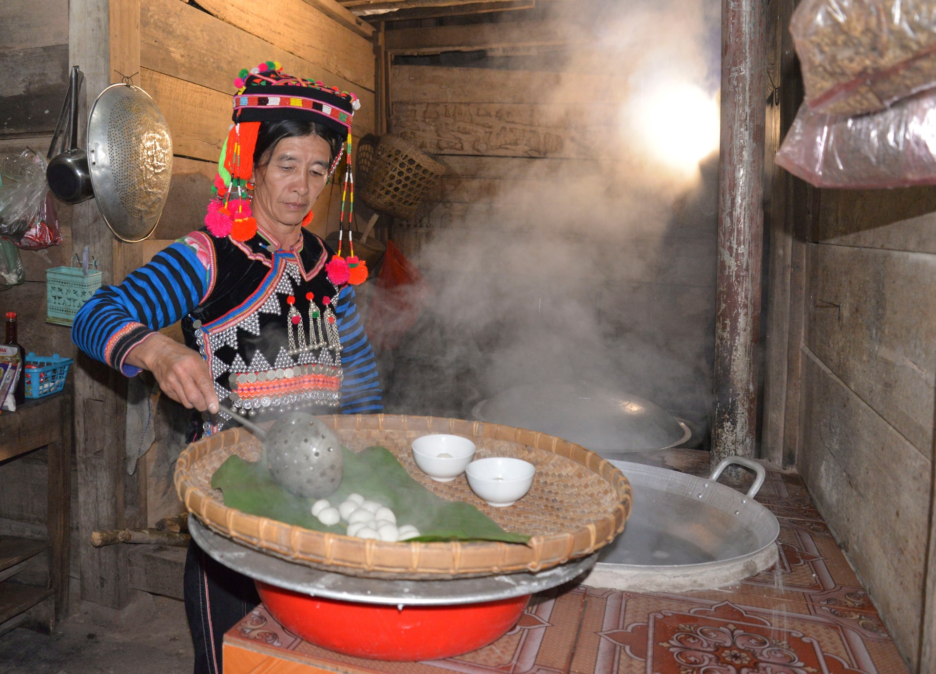 Người Hà Nhì làm bánh đón tết cổ truyền. Người Hà Nhì làm bánh đón tết cổ truyền.