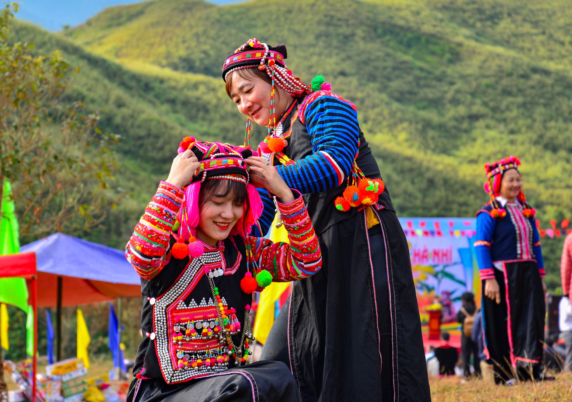 Phụ nữ Hà Nhì duyên dáng ngày tết. Phụ nữ Hà Nhì duyên dáng ngày tết.