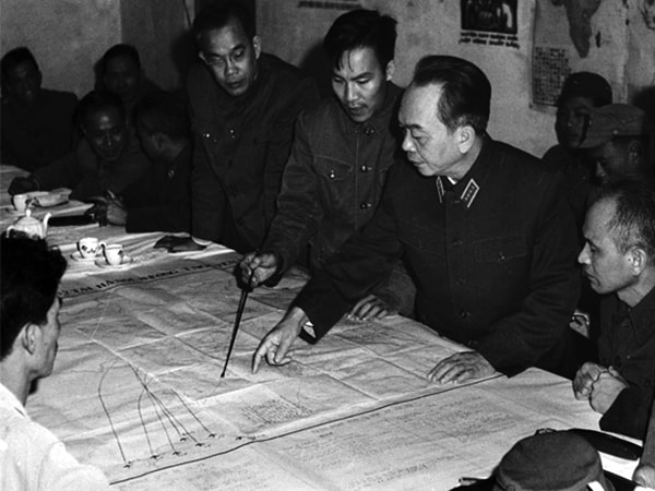 Đại tướng Võ Nguyên Giáp cùng lãnh đạo Quân chủng Phòng không - Không quân chuẩn bị phương án đánh B-52 năm 1972. Ảnh tư liệu