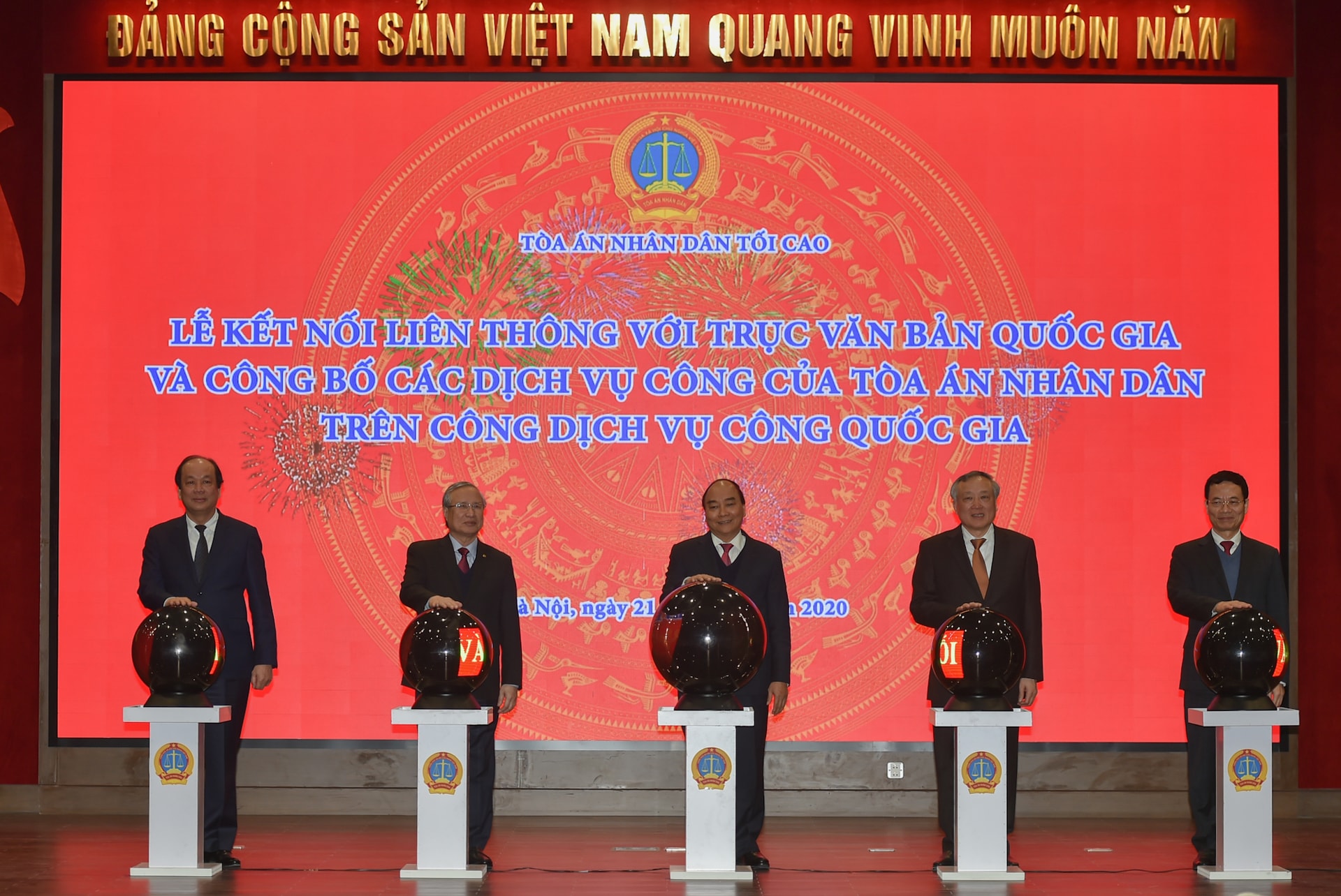 Thủ tướng và các đại biểu thực hiện nghi thức công bố Cổng dịch vụ công TAND trên Cổng dịch vụ công quốc gia - Ảnh: VGP/Quang Hiếu Thủ tướng và các đại biểu thực hiện nghi thức công bố Cổng dịch vụ công TAND trên Cổng dịch vụ công quốc gia - Ảnh: VGP/Quang Hiếu