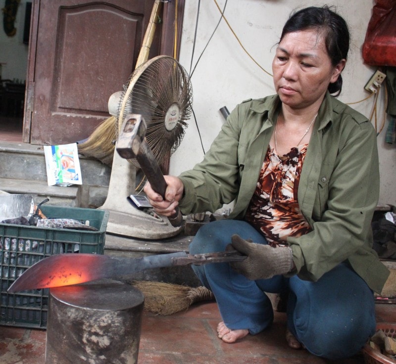 Nghệ nhân Đỗ Thị Tuyến đang thực hiện công đoạn rèn trong lửa.