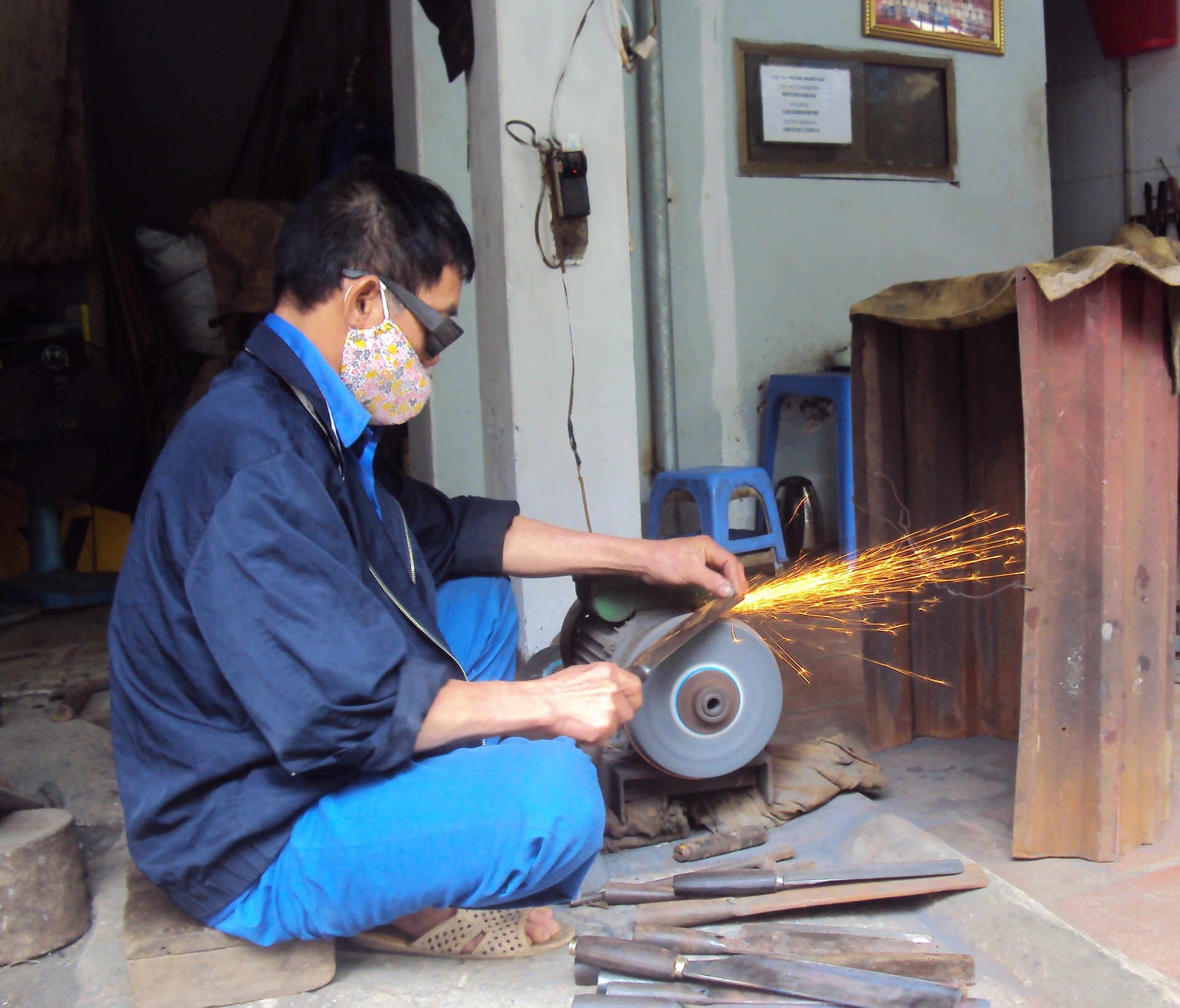 Nghệ nhân Hoàng Văn Cung gọt lưỡi dao theo cách thủ công truyền thống.
