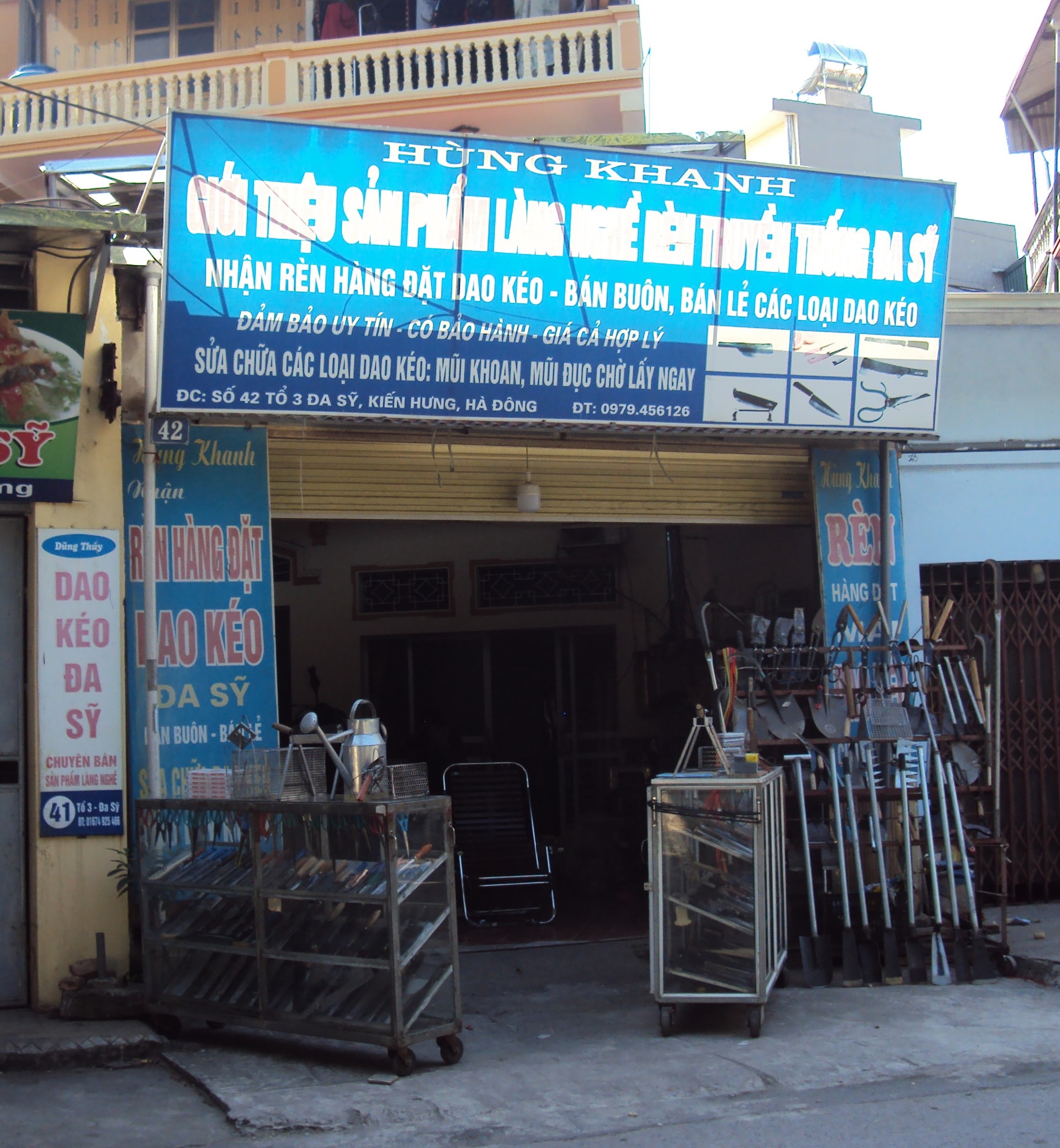 Một quầy hàng bày bán sản phẩm dao, kéo của Đa Sỹ.