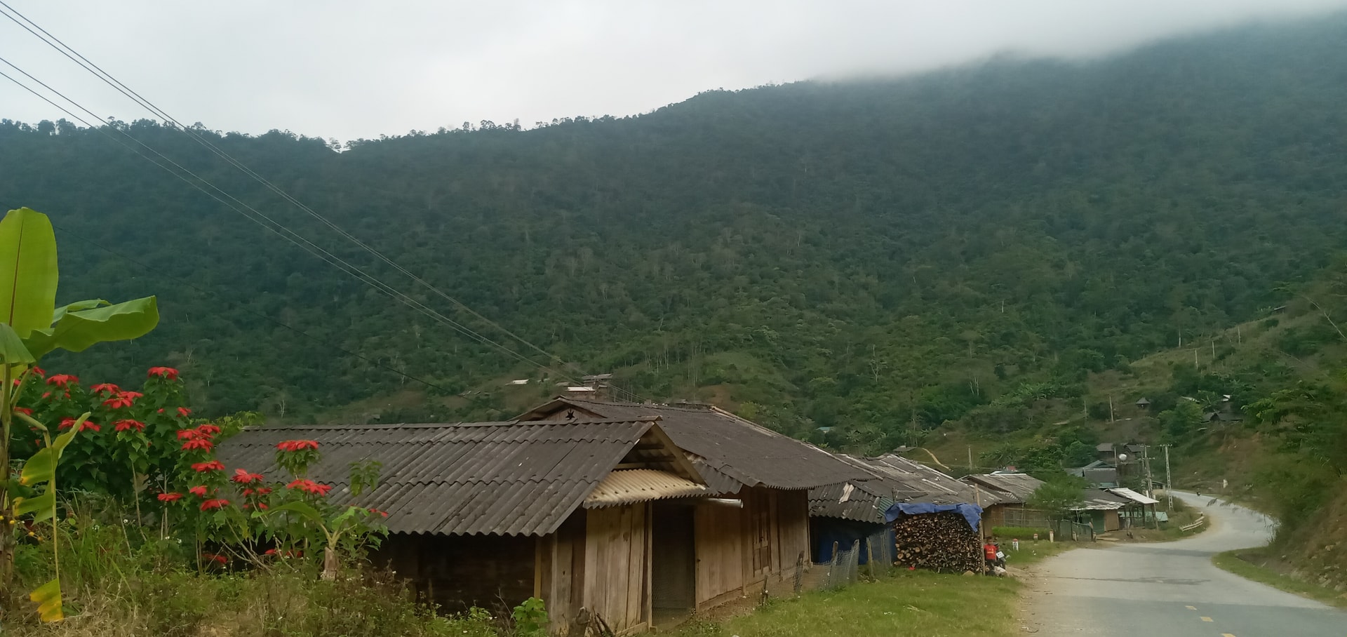 Cuộc sống còn nhiều khó khăn, thiếu thốn của đồng bào ơ bản suối Phái, đặc biệt là tình trạng thiếu nước sạch sinh hoạt. Cuộc sống còn nhiều khó khăn, thiếu thốn của đồng bào ơ bản suối Phái, đặc biệt là tình trạng thiếu nước sạch sinh hoạt.