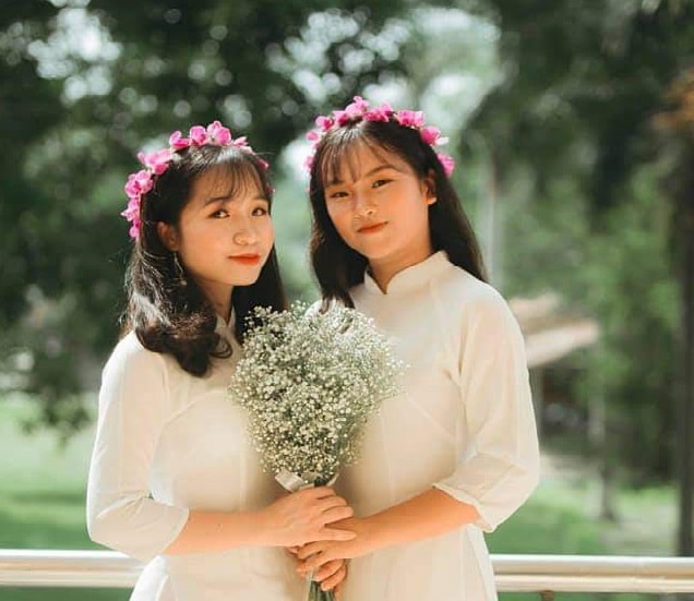 Đặng Thị Dung (bên trái) trong buổi Lễ Tổng kết năm học lớp 12