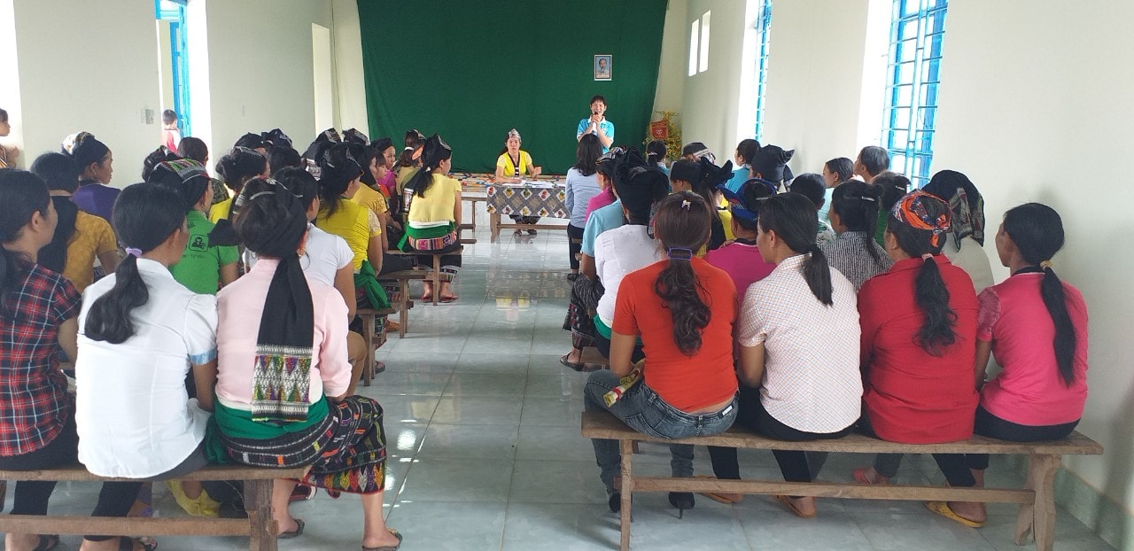Buổi sinh hoạt của một CLB phụ nữ nói không với tảo hôn và hôn nhân cận huyết thống ở Ea Súp Buổi sinh hoạt của một CLB phụ nữ nói không với tảo hôn và hôn nhân cận huyết thống ở Ea Súp