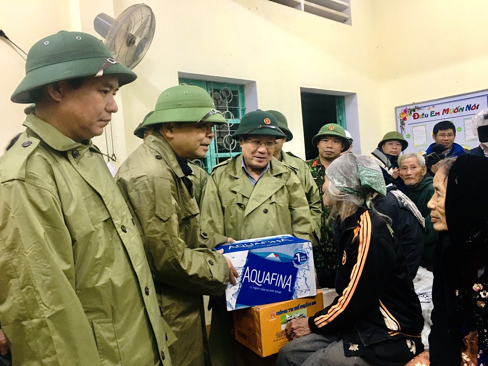 Thứ trưởng Nguyễn Hoàng Hiệp thăm động viên người dân tránh trú bão ở xã Cam Hiếu, huyện Cam Lộ (Quảng Trị) trước khi cơn bão số 13 đổ bộ tối ngày 14/11/2020 Thứ trưởng Nguyễn Hoàng Hiệp thăm động viên người dân tránh trú bão ở xã Cam Hiếu, huyện Cam Lộ (Quảng Trị) trước khi cơn bão số 13 đổ bộ tối ngày 14/11/2020