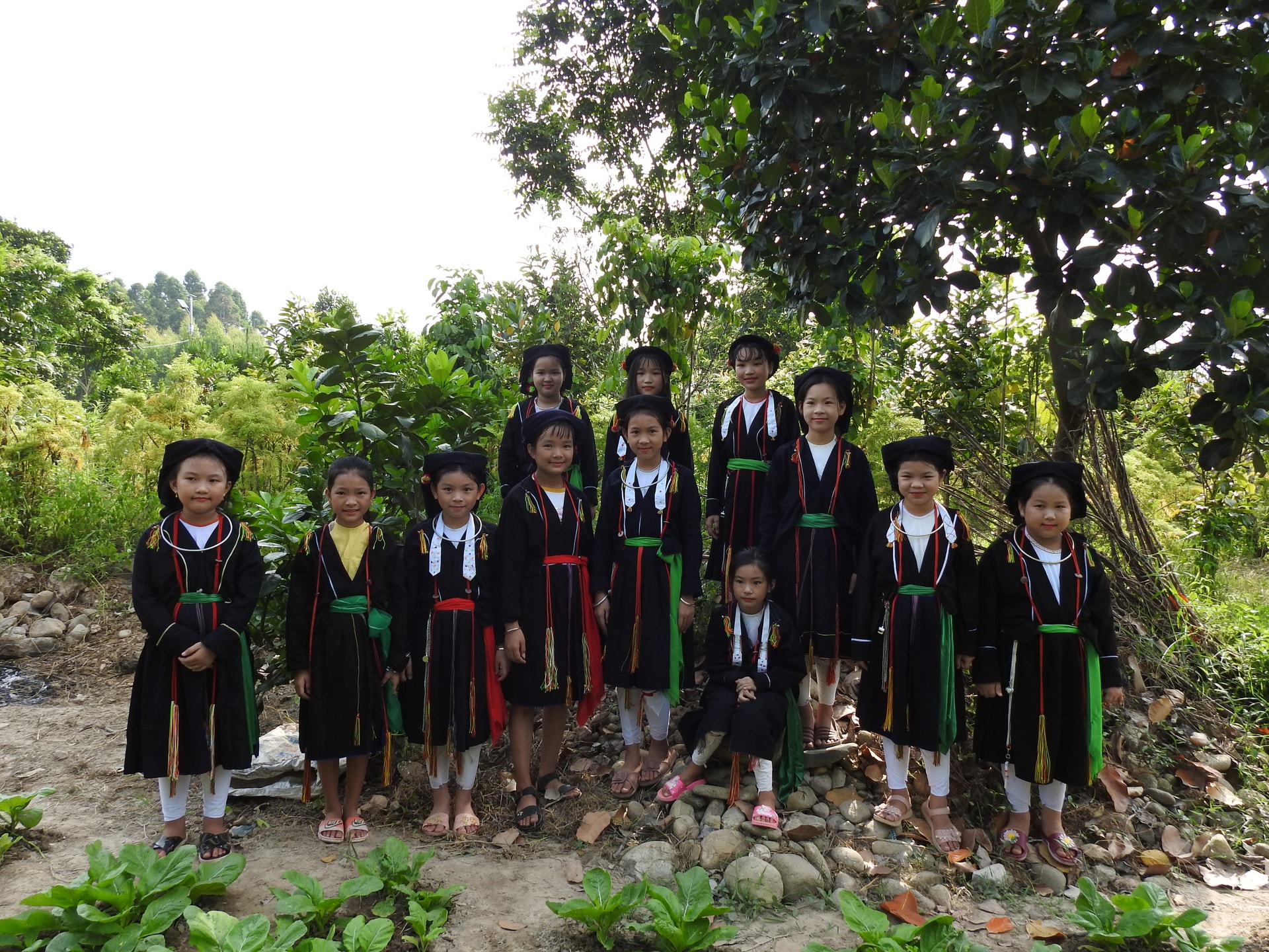 Các học viên nhỏ tuổi đang học hát bên suối.
