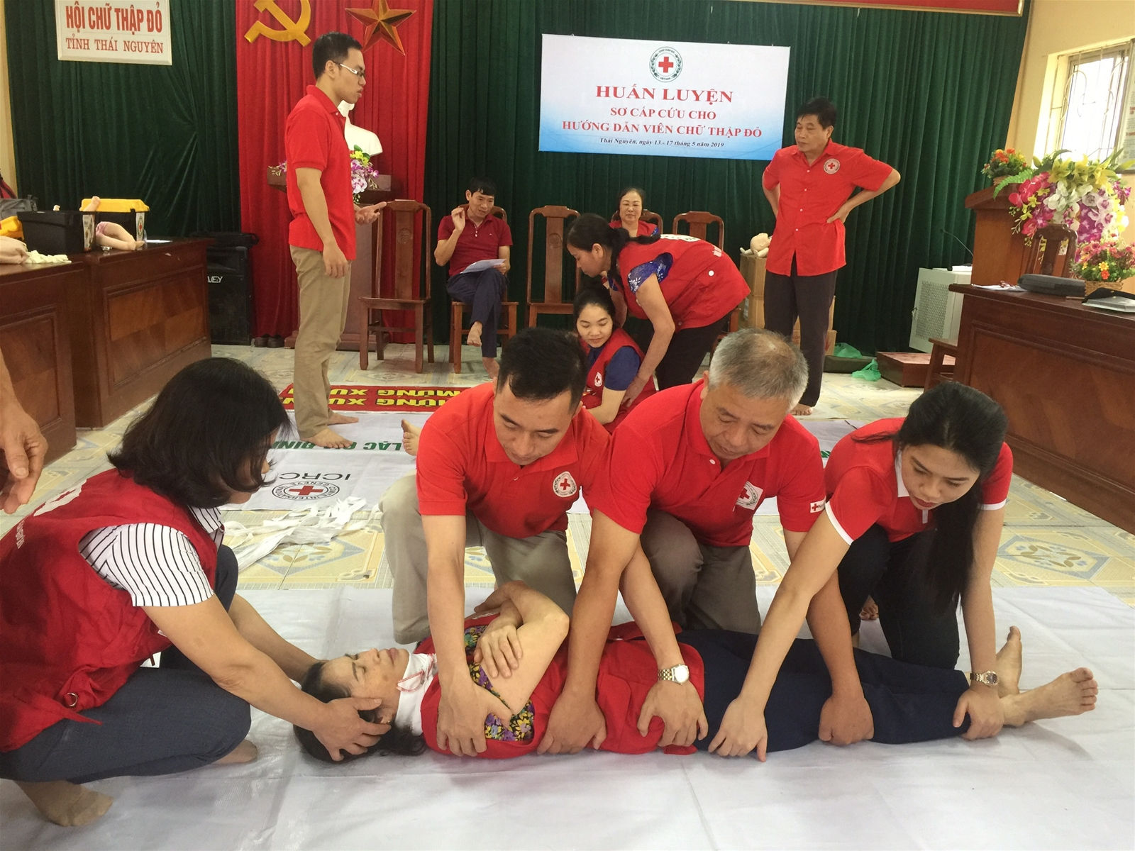 Hội Chữ thập đỏ tỉnh Thái Nguyên hướng dẫn người dân cách sơ cứu khi bị TNGT Hội Chữ thập đỏ tỉnh Thái Nguyên hướng dẫn người dân cách sơ cứu khi bị TNGT