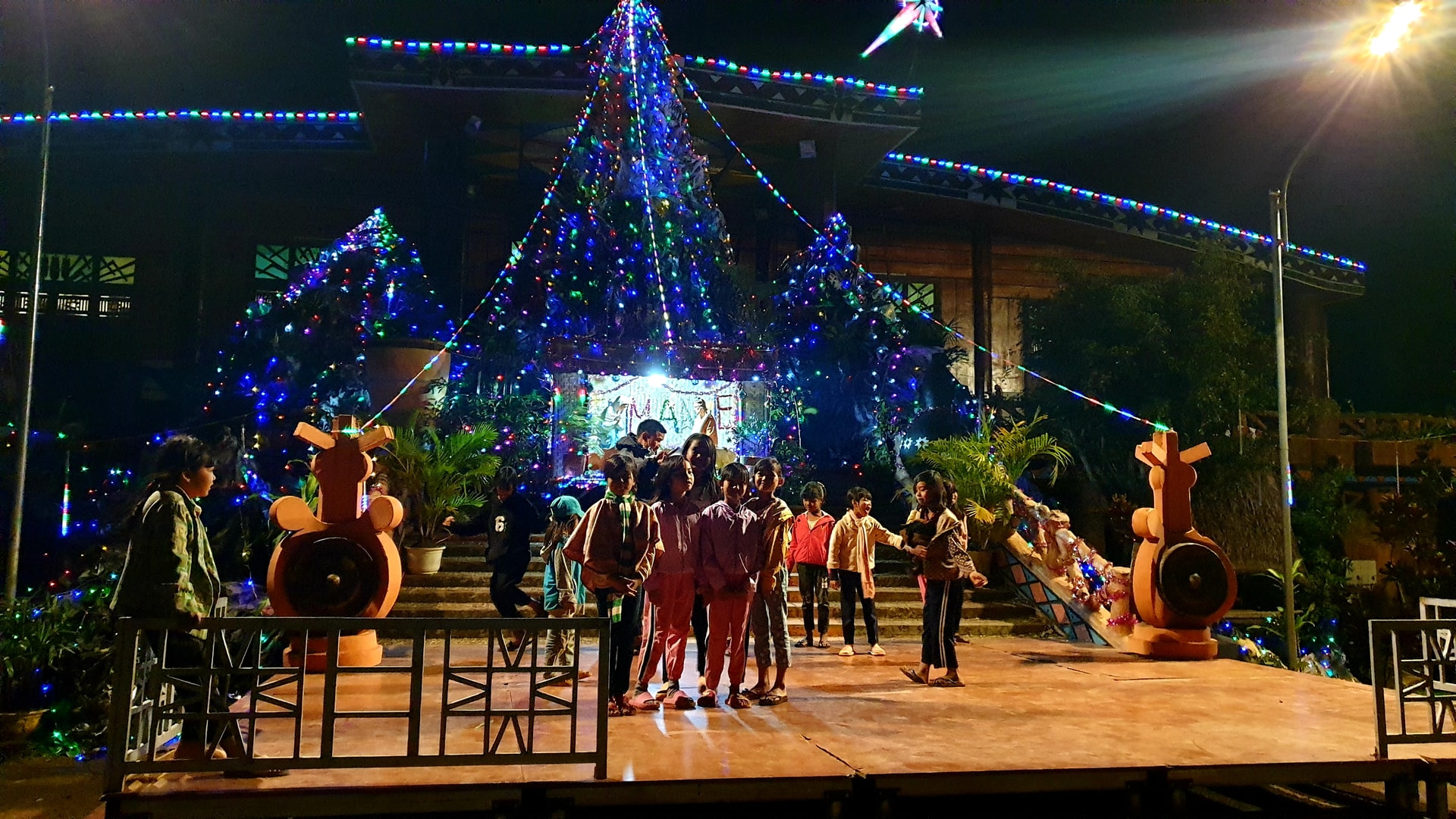 Dù chưa đến noel nhưng nhà thờ Plei Chuet đã thu hút được rất nhiều người ghé thăm, đặc biệt là các em nhỏ. Dù chưa đến noel nhưng nhà thờ Plei Chuet đã thu hút được rất nhiều người ghé thăm, đặc biệt là các em nhỏ.
