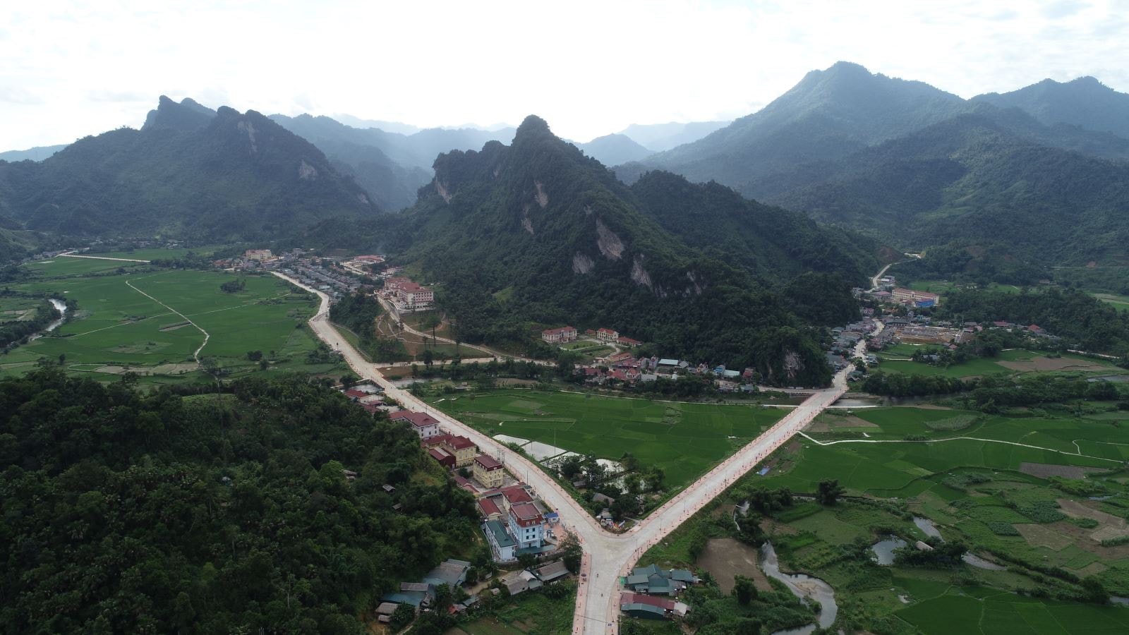 Để phát triển đô thị miền núi thì chỉ còn cách “phá núi mở đường” (Ảnh minh họa)