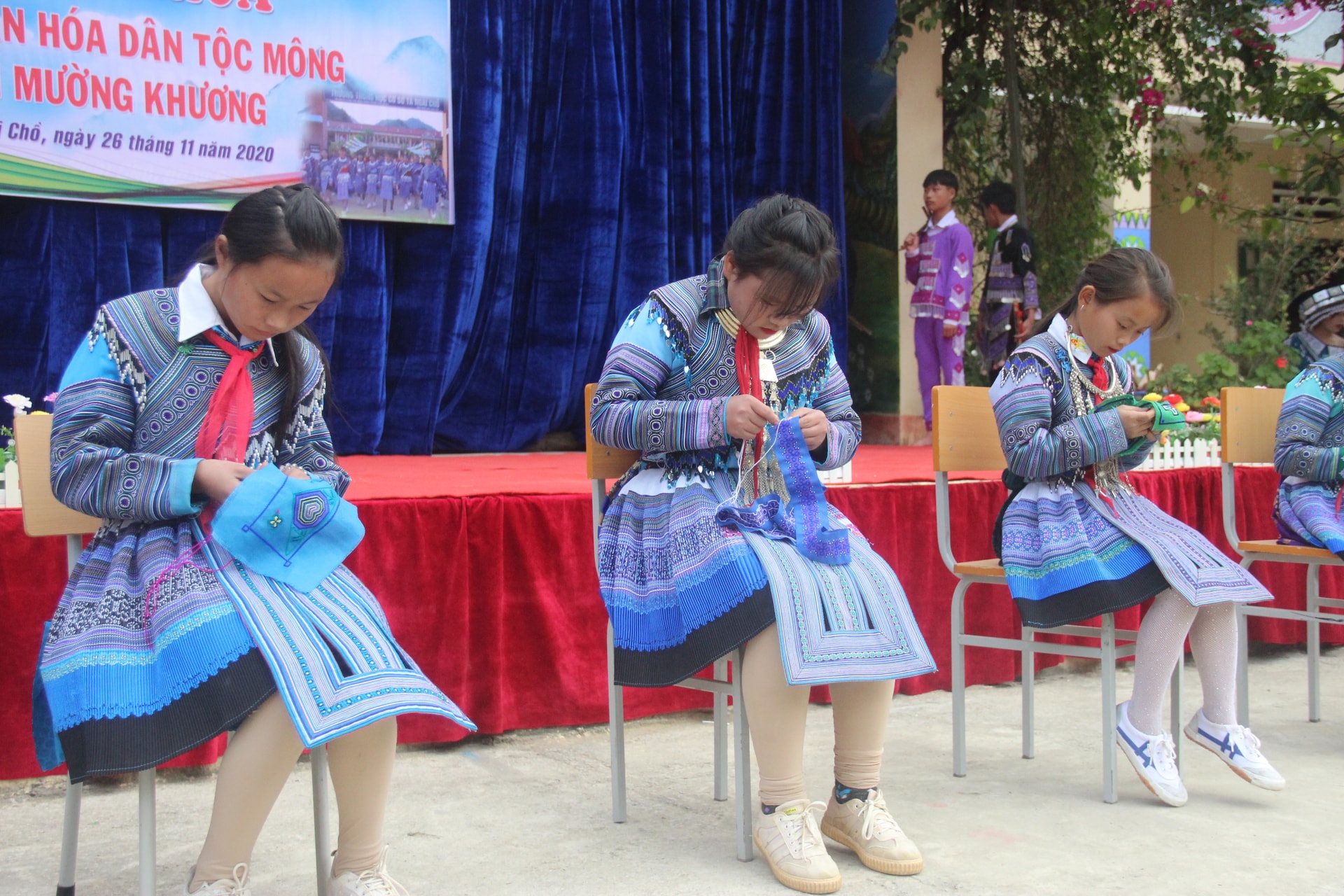 Học thêu thổ cẩm, nét văn hóa đặc sắc của đồng bào Mông