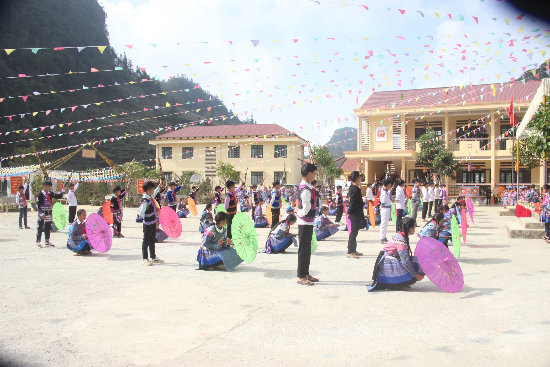 Các buổi học ngoại khóa không chỉ tạo niềm vui cho các em học sinh khi ở trường mà còn góp phần nâng cao ý thức gìn giữ và bảo tồn văn hóa đặc sắc của các dân tộc
