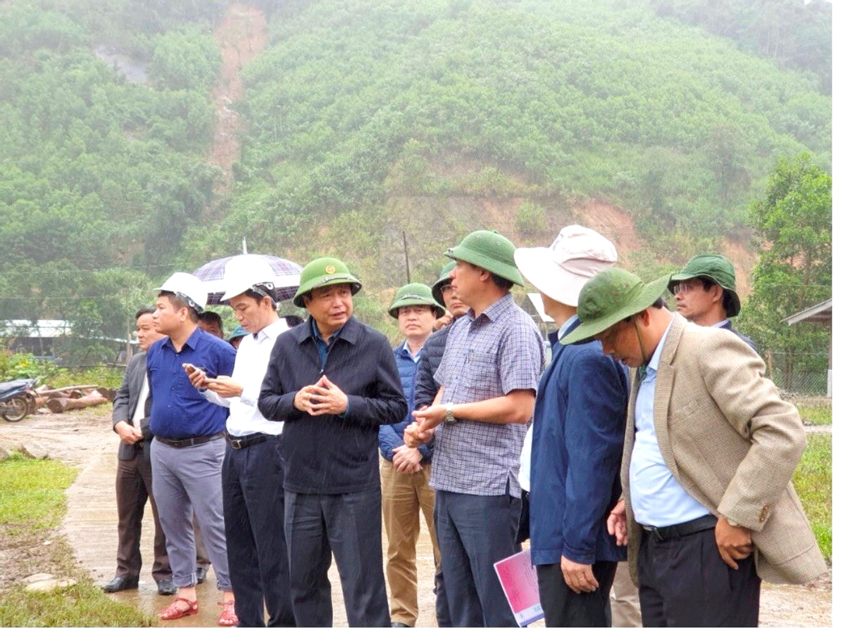 Ban Chỉ đạo Trung ương về PCTT do Phó Trưởng ban Trần Quang Hoài - Tổng Cục trưởng Tổng cục PCTT (thứ tư từ phải sang) làm Trưởng đoàn đi khảo sát khu tái định cư tại xã Trà Leng, huyện Nam Trà My (Quảng Nam). Ảnh: Tổng cục PCTT Ban Chỉ đạo Trung ương về PCTT do Phó Trưởng ban Trần Quang Hoài - Tổng Cục trưởng Tổng cục PCTT (thứ tư từ phải sang) làm Trưởng đoàn đi khảo sát khu tái định cư tại xã Trà Leng, huyện Nam Trà My (Quảng Nam). Ảnh: Tổng cục PCTT