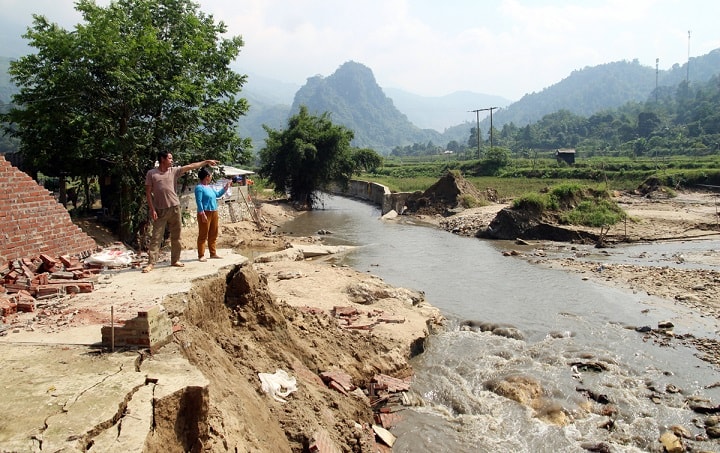 Sau mưa lũ, nhiều bản làng vùng đồng bào DTTS và miền núi bị cô lập, chia cắt Sau mưa lũ, nhiều bản làng vùng đồng bào DTTS và miền núi bị cô lập, chia cắt