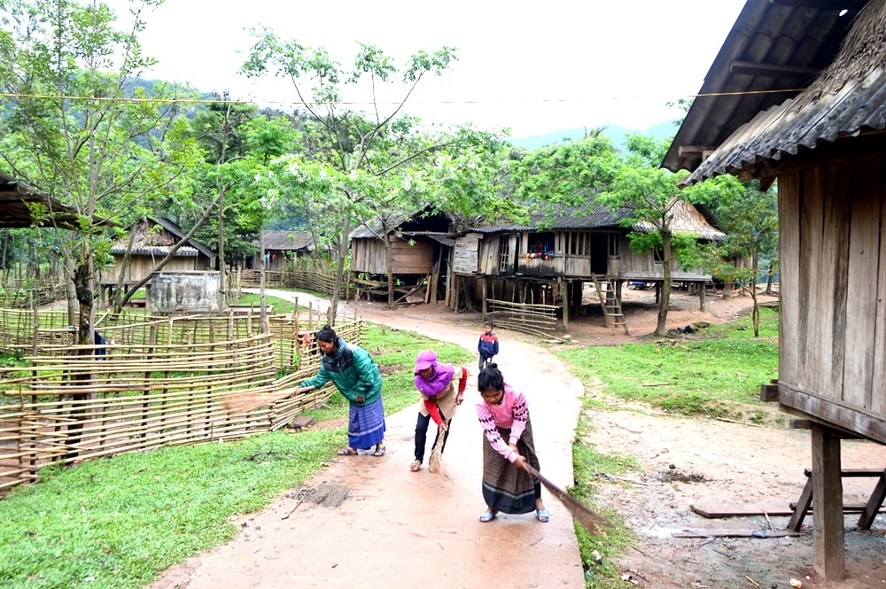 Đồng bào dân tộc Chứt (huyện Minh Hoa, tỉnh Quảng Bình) vệ sinh thôn bản