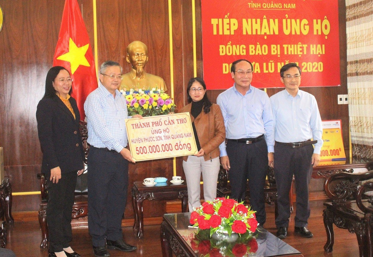Đại diện Ủy ban MTTQ Việt Nam huyện Phước Sơn (Quảng Nam) tiếp nhận nguồn hỗ trợ từ TP. Cần Thơ
