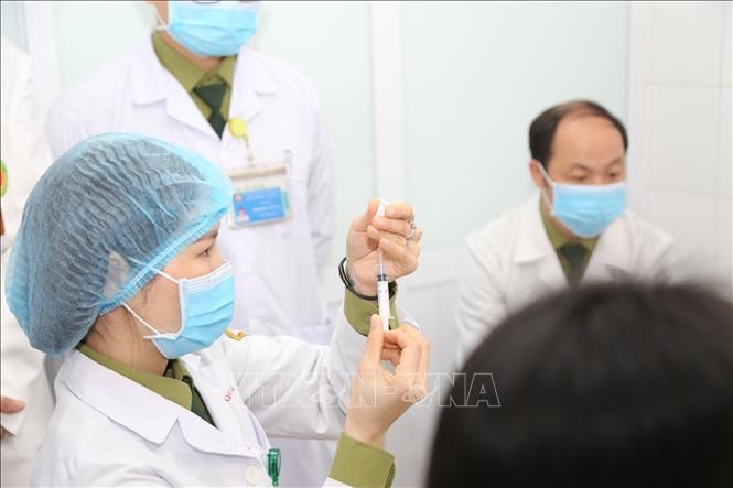 Việt Nam tiêm thử nghiệm vaccine phòng COVID-19. Ảnh: TTXVN Việt Nam tiêm thử nghiệm vaccine phòng COVID-19. Ảnh: TTXVN