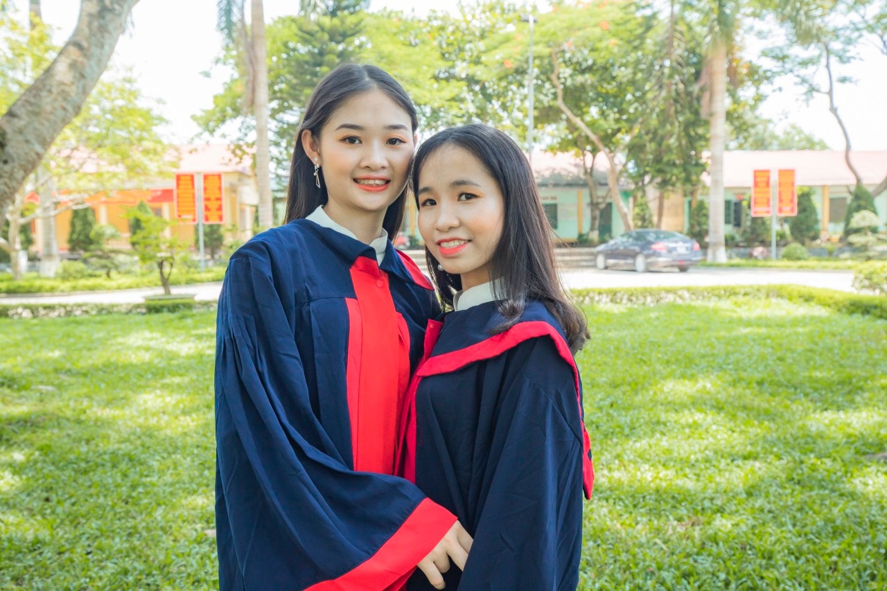 Em Ma Thị Phượng, người đứng bên trái