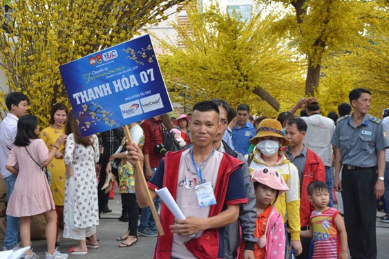 Công nhân tham gia chuyến xe về Tết miễn phí