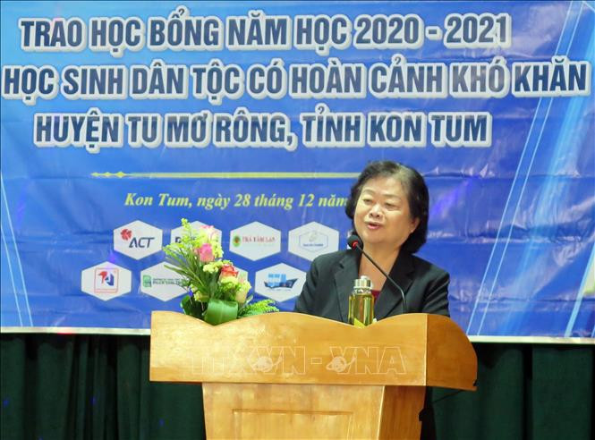 Bà Trương Mỹ Hoa - nguyên Bí thư Trung ương Đảng, nguyên Phó Chủ tịch Nước, Chủ tịch Quỹ học bổng Vừa A Dính phát biểu tại buổi lễ. Ảnh: Khoa Chương/TTXVN