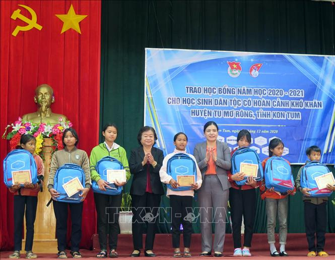 Bà Trương Mỹ Hoa, nguyên Bí thư Trung ương Đảng, nguyên Phó Chủ tịch nước, Chủ tịch Quỹ học bổng Vừa A Dính trao học bổng cho các em học sinh có hoàn cảnh khó khăn