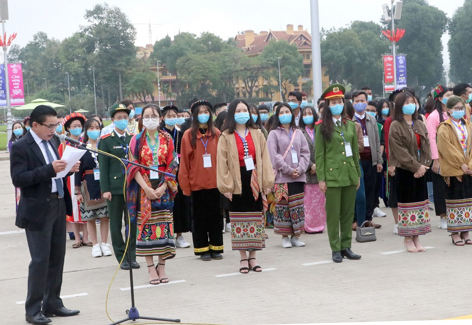 Ông Lê Công Bình, Tổng Biên tập Báo Dân tộc và Phát triển phát biểu tại Lễ Báo công vào Lăng viếng Chủ tịch Hồ Chí Minh.