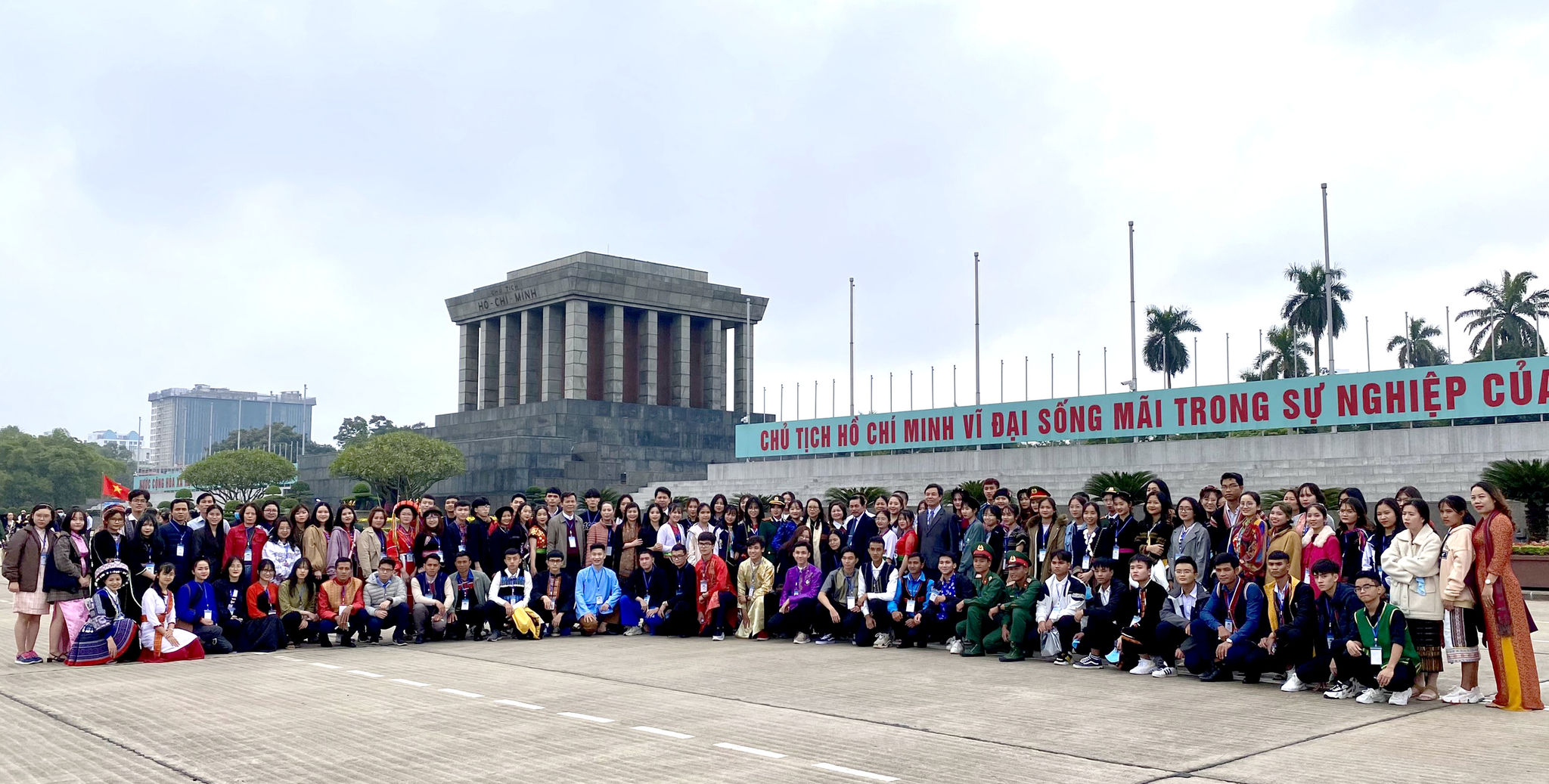Được báo công và vào Lăng viếng Bác là niềm khích lệ, động viên lớn lao đối với HS, SV, TN DTTS xuất sắc, tiêu biểu