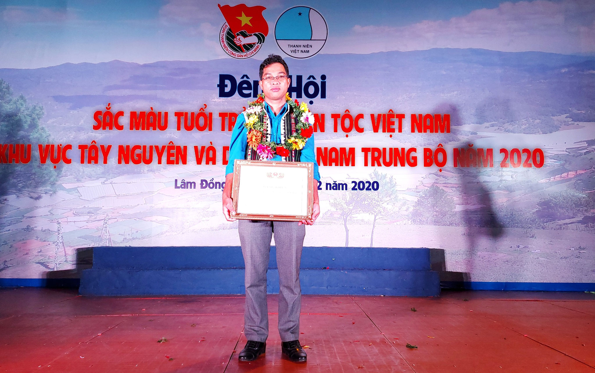 Ksor Y Phân - trách nhiệm của thanh niên là phải tích cực tham gia giải quyết những vấn đề xã hội Ksor Y Phân - trách nhiệm của thanh niên là phải tích cực tham gia giải quyết những vấn đề xã hội
