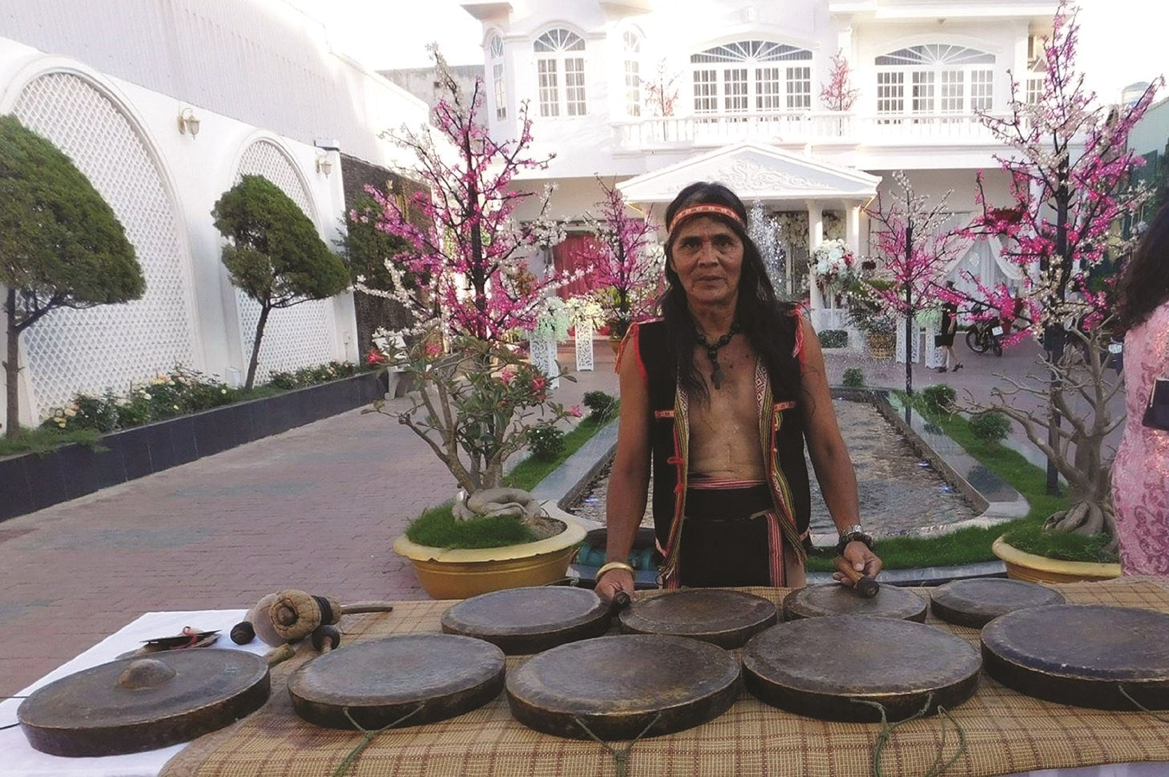 Nhiều nghệ nhân ưu tú như ông A Biu ở TP Kon Tum vẫn ngày ngày truyền dạy nghệ thuật cồng, chiêng cho thế hệ sau.