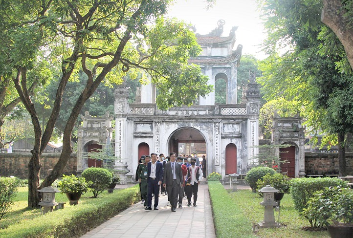 Đoàn HS, SV, TN DTTS xuất sắc, tiêu biểu năm 2020  thăm quan tại Văn Miếu - Quốc Tử Giám