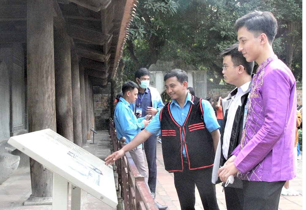Các em học sinh, sinh viên, thanh niên DTTS tiêu biểu xuất sắc toàn quốc năm 2020 thăm quan di tích Văn Miếu - Quốc Tử Giám