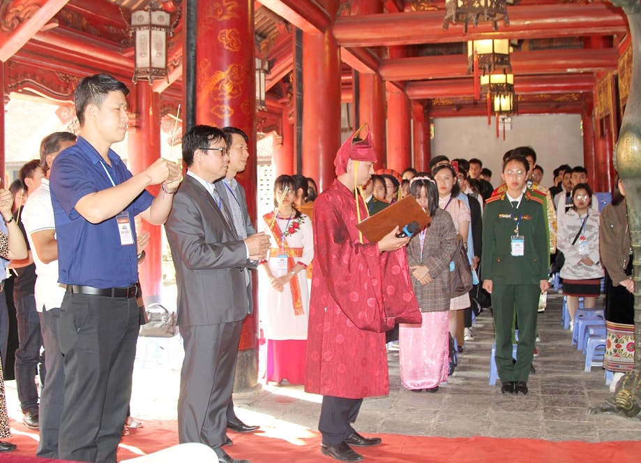 Ông Nguyễn Văn Phong, Phó Tổng Biên tập Báo Dân tộc và Phát triển cùng Đoàn HS,SV,TN xuất sắc, tiêu biểu làm lễ dâng hương lên các bậc hiền nhân tại Văn Miếu- Quốc Tử Giám