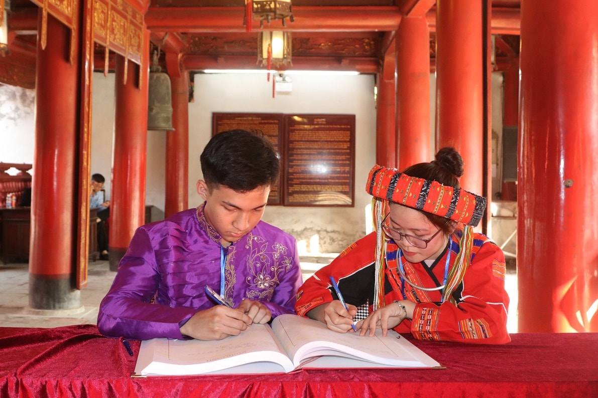 Các em HS, SV, TN DTTS xuất sắc, tiêu biểu ghi sổ vàng tại Văn Miếu - Quốc Tử Giám
