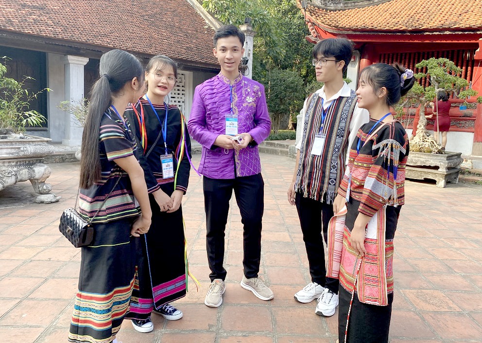 Các thành viên trong Đoàn giao lưu, chia sẻ kinh nghiệm học tập 