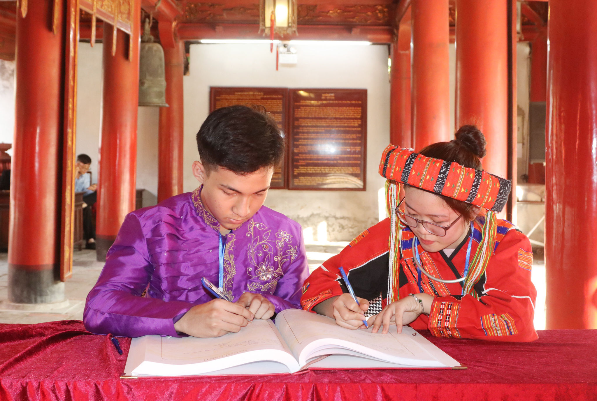 Các HS, SV, TN DTTS xuất sắc, tiêu biểu ghi sổ vàng tại Văn Miếu - Quốc Tử Giám Các HS, SV, TN DTTS xuất sắc, tiêu biểu ghi sổ vàng tại Văn Miếu - Quốc Tử Giám