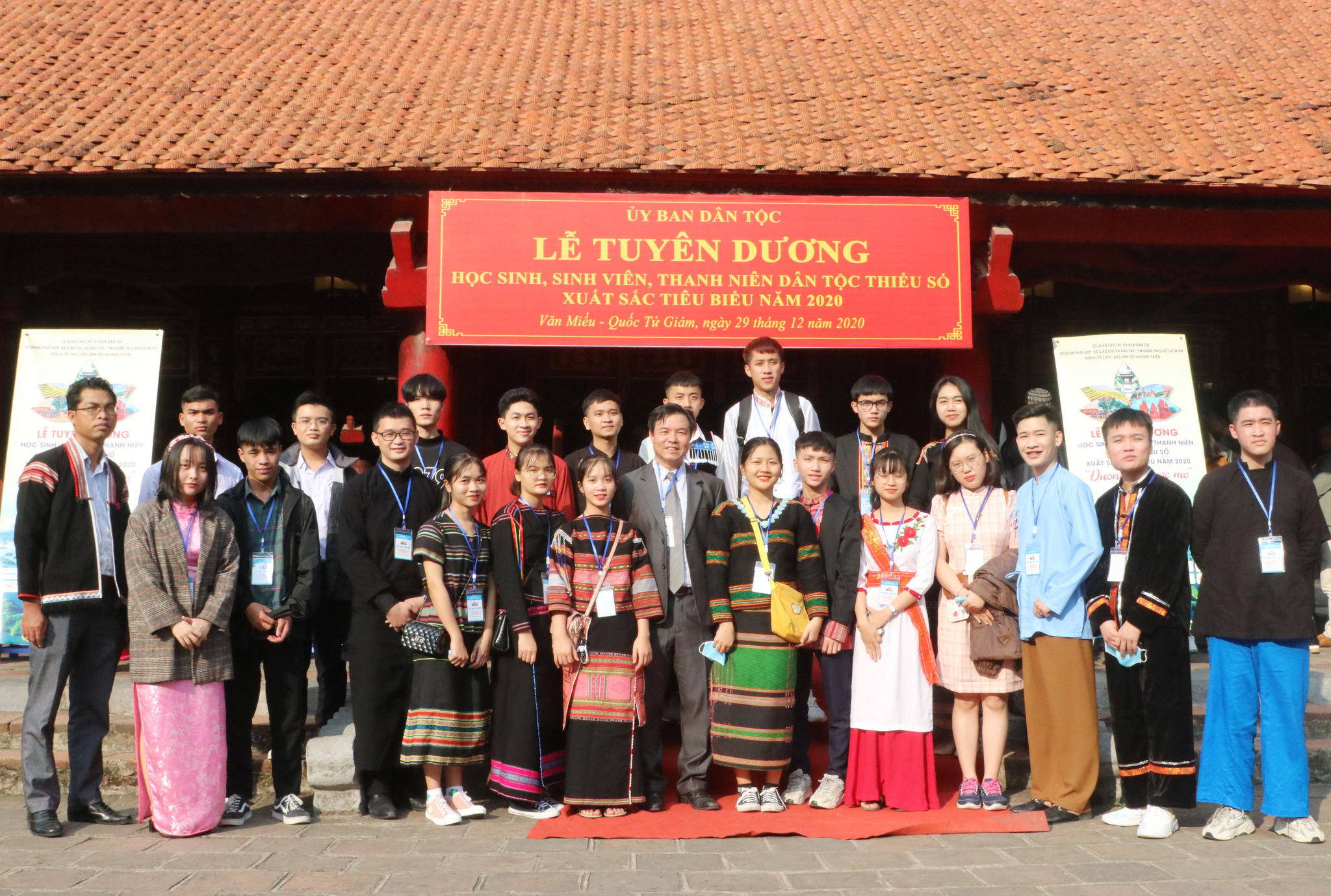 Các em chụp ảnh lưu niệm tại Văn Miếu - Quốc Tử Giám Các em chụp ảnh lưu niệm tại Văn Miếu - Quốc Tử Giám