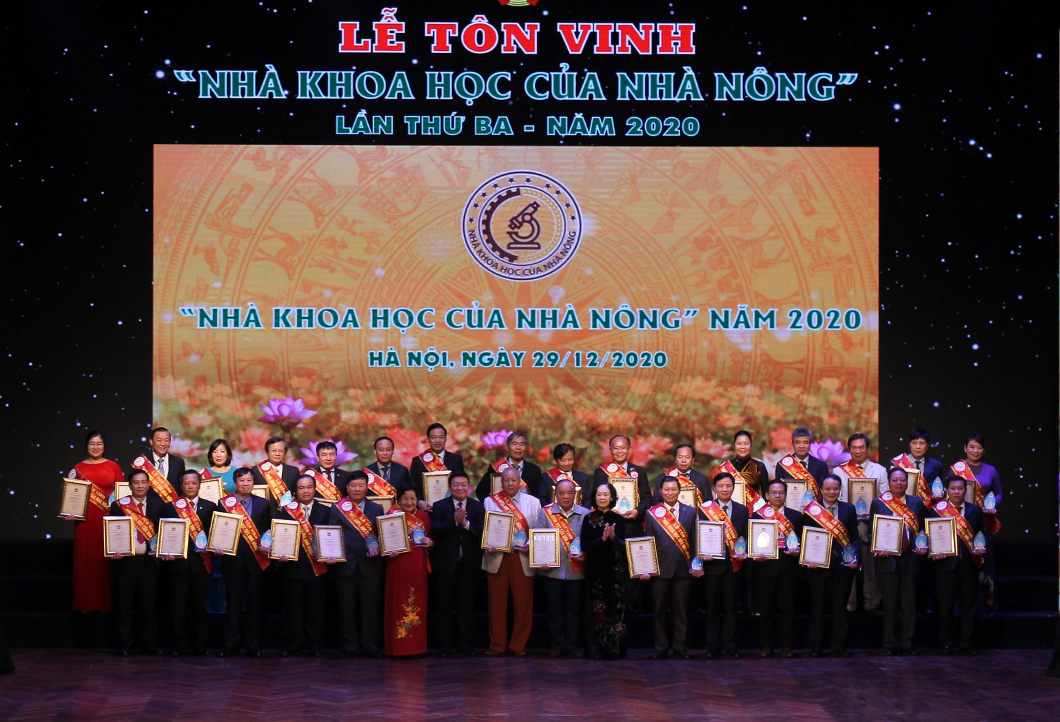 Các Nhà Khoa học của nhà nông chụp ảnh lưu niệm với lãnh đạo Đảng và Nhà nước.